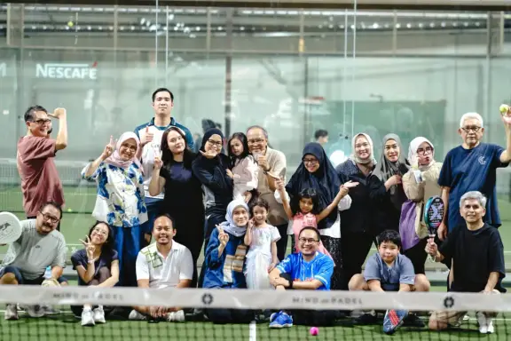 Group photo of players on court