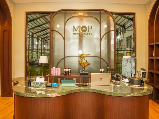 Marble front desk with the MOP Mind on Padel crest